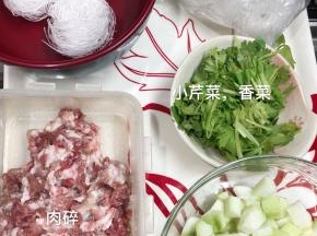 将材料洗净，切好备用