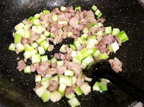 起油锅，先放蒜头爆炒一下，加入肉末继续翻炒，加入丝瓜继续炒一下