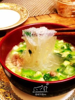 散发着香芹的汤底，顺滑的粉丝，好满足^_^