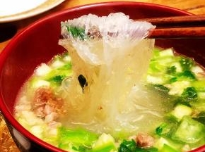 散发着香芹的汤底，顺滑的粉丝，好满足^_^