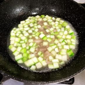 加入开水，最后关火、加入葱香菜芹菜