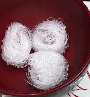 将做好的汤倒入装好粉丝的汤碗中，根据个人喜欢的口感 ，加盖3-5分钟。