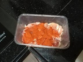 鸡腿排洗净用盐、辣椒面腌15分钟