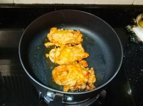 再转面煎至微黄盛起