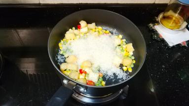放入大米和油豆腐炒均匀