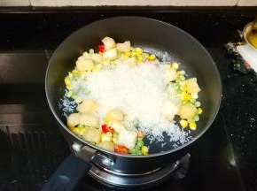 放入大米和油豆腐炒均匀