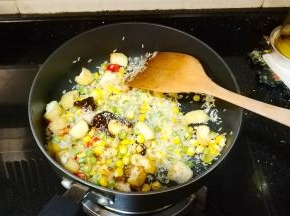 放入一勺泰式甜辣酱、一勺柱侯酱、少许盐