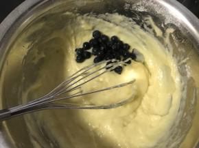 倒入蓝莓搅拌均匀