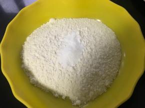 中筋粉加泡打粉过筛备用
