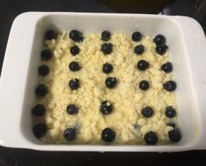 撒上酥粒摆上蓝莓，180度烘焙40分钟