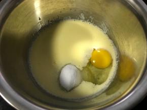 倒入盐、糖、鸡蛋搅匀