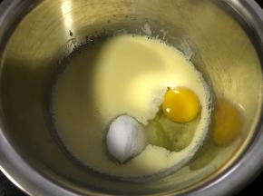 倒入盐、糖、鸡蛋搅匀