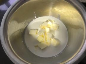 黄油加入淡奶油中，隔水融化