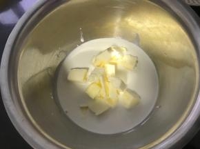 黄油加入淡奶油中，隔水融化