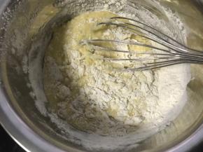 倒入过筛后的粉类和柠檬皮屑