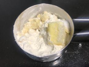 辅料倒在一起，用手互搓