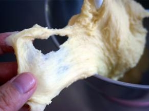 用3档快速和面2分钟，检查面团的延展性，出现面筋，加入酵母，再继续3档和面2分钟至酵母完全和面团混合。