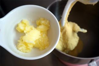 将无水黄油加入，然后调至4档开始高速和面8分钟。此时面团已经变得光滑，能拉出大锯齿膜。