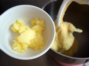 将无水黄油加入，然后调至4档开始高速和面8分钟。此时面团已经变得光滑，能拉出大锯齿膜。
