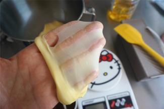 接着将厨师机调至5档，最后高速和面5分钟左右。取一小块面团，检查延展性，此时面团已经达到完全扩展阶段，破口圆滑，和面结束。