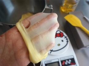 接着将厨师机调至5档，最后高速和面5分钟左右。取一小块面团，检查延展性，此时面团已经达到完全扩展阶段，破口圆滑，和面结束。