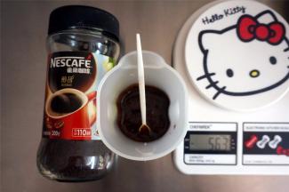 速溶咖啡粉用5克水调溶。