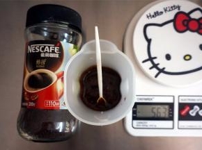 速溶咖啡粉用5克水调溶。