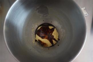 将面团称重，平均分成两份，其中一份放入厨师机，倒入咖啡液，先低速后高速和面，咖啡液均匀混合到面团中即可。