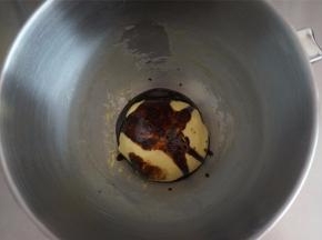 将面团称重，平均分成两份，其中一份放入厨师机，倒入咖啡液，先低速后高速和面，咖啡液均匀混合到面团中即可。