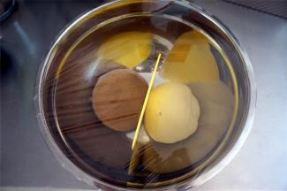 将两份面团放入大盆中，盖上保鲜膜，夏天室温发酵即可，冬天放入烤箱发酵。