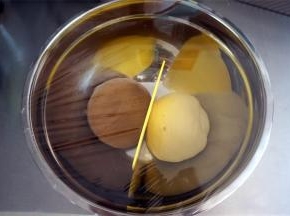 将两份面团放入大盆中，盖上保鲜膜，夏天室温发酵即可，冬天放入烤箱发酵。