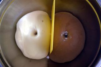 面团发酵至两倍大，大概1小时左右，手指压进面团不明显回弹即可。