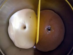 面团发酵至两倍大，大概1小时左右，手指压进面团不明显回弹即可。