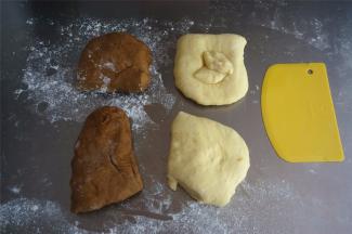 将两份面团分别排气，各分成两小份。