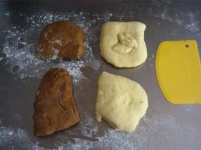 将两份面团分别排气，各分成两小份。