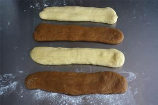 4份面团分别搓成比模具稍长的长条。