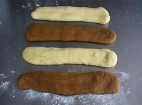 4份面团分别搓成比模具稍长的长条。