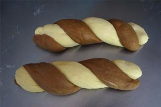 咖啡面团与原味面团绕合，首尾稍微捏一捏，然后再搓至与模具长度相当。