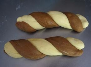 咖啡面团与原味面团绕合，首尾稍微捏一捏，然后再搓至与模具长度相当。