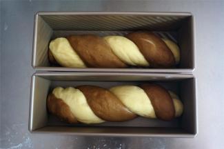 放入模具，盖上吐司盒盖子，室温放置发酵。