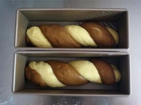 放入模具，盖上吐司盒盖子，室温放置发酵。