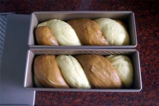 发酵至八分满，或者拉盖时感觉到有阻力（九分满）都可以。