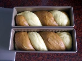 发酵至八分满，或者拉盖时感觉到有阻力（九分满）都可以。