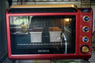 烤箱上下火170度预热5分钟，然后放入中下层，烘烤30-35分钟。