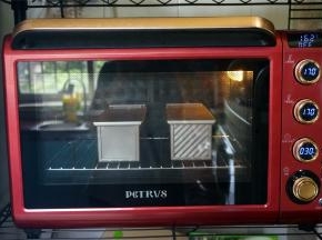 烤箱上下火170度预热5分钟，然后放入中下层，烘烤30-35分钟。