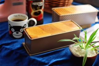 面包烤出来是满模的。