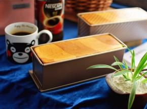 面包烤出来是满模的。