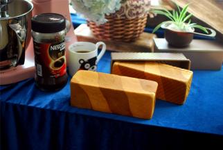 倒扣即可脱模，在冷却架上冷却至室温再用袋子装起保存。