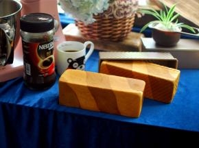 倒扣即可脱模，在冷却架上冷却至室温再用袋子装起保存。