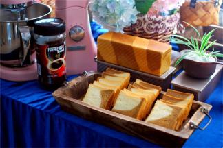 面包切片品尝或手撕着吃都可以。